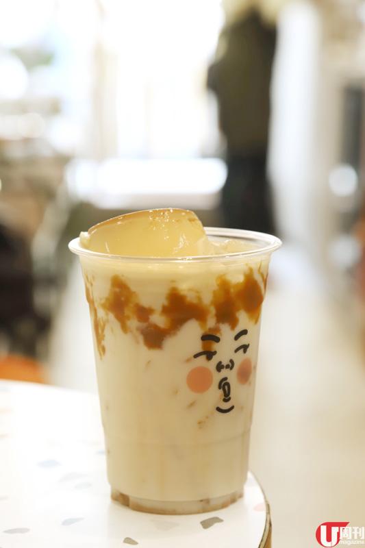 鹹蛋黃韓式刨冰 約 60 港元 ：鹹蛋黃做的奶黃醬加上奶味香濃的刨冰，入口又綿又滑，軟糯的 bua loi 丸子帶椰香，難怪令人甘心排足 3 個鐘。