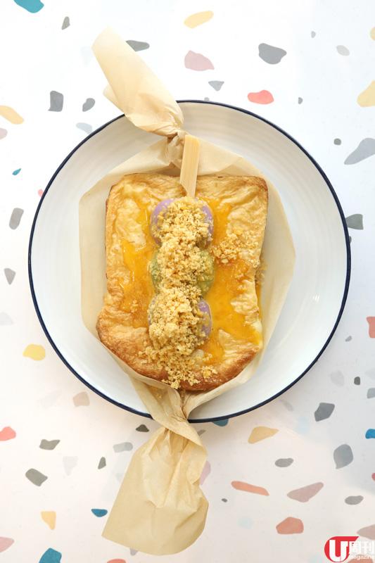 鹹蛋黃韓式刨冰 約 60 港元 ：鹹蛋黃做的奶黃醬加上奶味香濃的刨冰，入口又綿又滑，軟糯的 bua loi 丸子帶椰香，難怪令人甘心排足 3 個鐘。