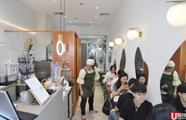 鹹蛋黃韓式刨冰 約 60 港元 ：鹹蛋黃做的奶黃醬加上奶味香濃的刨冰，入口又綿又滑，軟糯的 bua loi 丸子帶椰香，難怪令人甘心排足 3 個鐘。