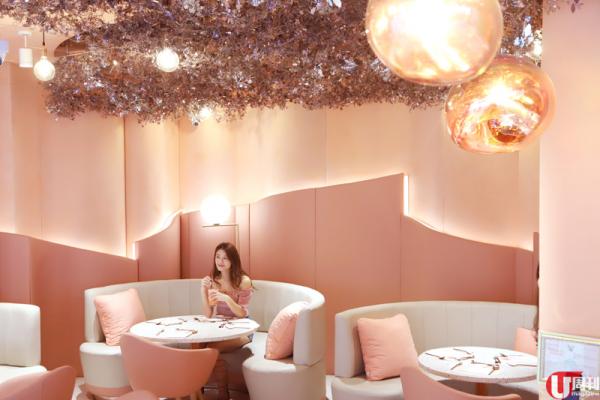 鹹蛋黃韓式刨冰 約 60 港元 ：鹹蛋黃做的奶黃醬加上奶味香濃的刨冰，入口又綿又滑，軟糯的 bua loi 丸子帶椰香，難怪令人甘心排足 3 個鐘。