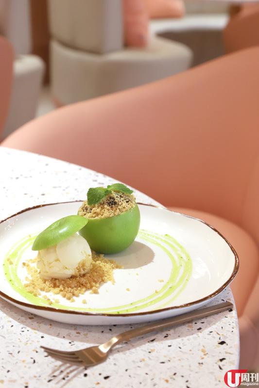 鹹蛋黃韓式刨冰 約 60 港元 ：鹹蛋黃做的奶黃醬加上奶味香濃的刨冰，入口又綿又滑，軟糯的 bua loi 丸子帶椰香，難怪令人甘心排足 3 個鐘。