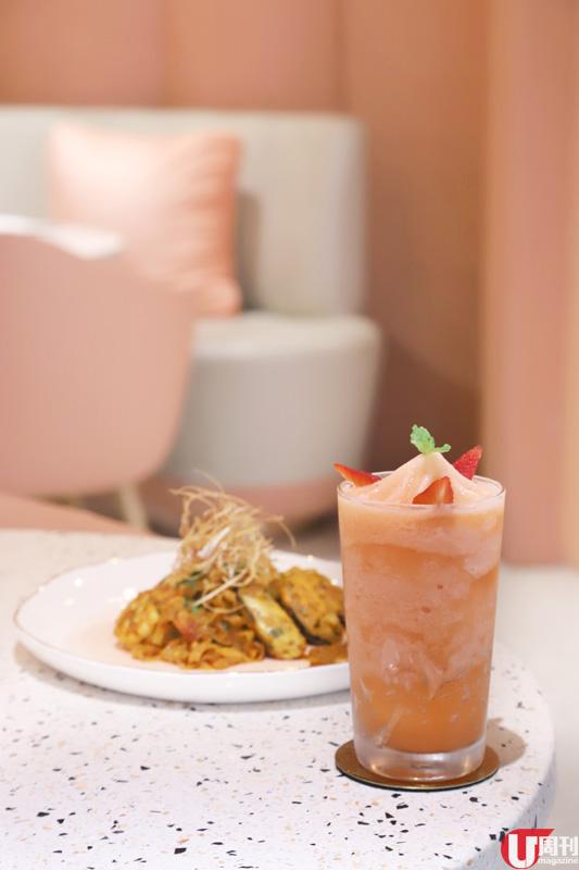 鹹蛋黃韓式刨冰 約 60 港元 ：鹹蛋黃做的奶黃醬加上奶味香濃的刨冰，入口又綿又滑，軟糯的 bua loi 丸子帶椰香，難怪令人甘心排足 3 個鐘。