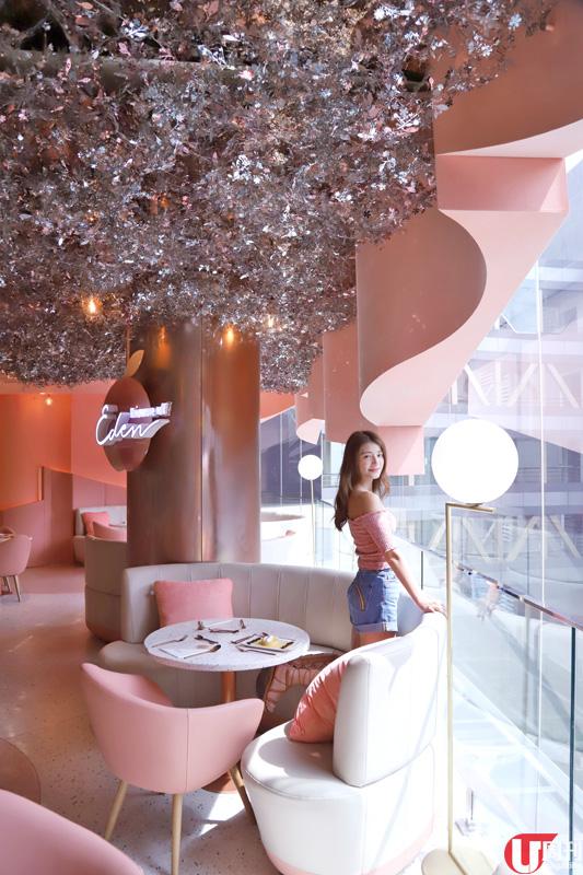 鹹蛋黃韓式刨冰 約 60 港元 ：鹹蛋黃做的奶黃醬加上奶味香濃的刨冰，入口又綿又滑，軟糯的 bua loi 丸子帶椰香，難怪令人甘心排足 3 個鐘。