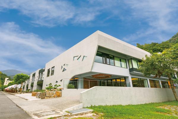 宜蘭「呆水溫泉」 日系清水模建築