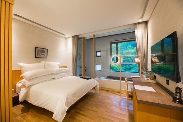 宜蘭「呆水溫泉」 日系清水模建築