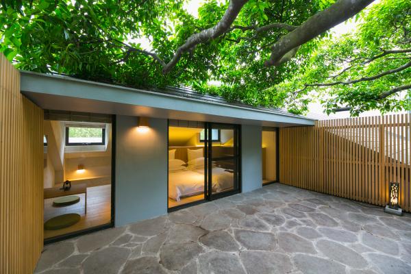 宜蘭「呆水溫泉」 日系清水模建築