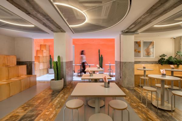 Momo's 由總部位於悉尼的室內設計和建築工作室 Akin Atelier 負責設計，左鄰右里般的外觀、開放式的餐飲空間，都予人親和的感覺。