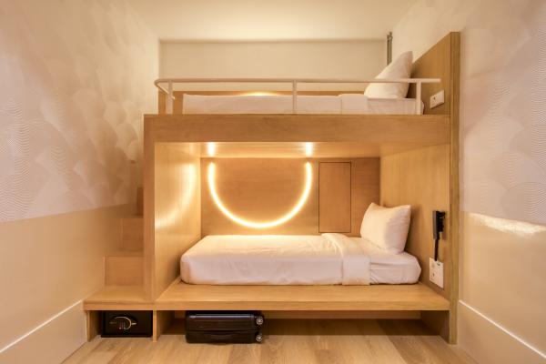 Momo's 由總部位於悉尼的室內設計和建築工作室 Akin Atelier 負責設計，左鄰右里般的外觀、開放式的餐飲空間，都予人親和的感覺。