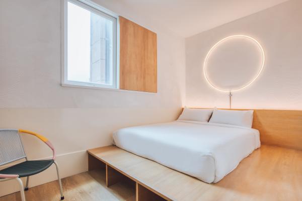 Momo's 由總部位於悉尼的室內設計和建築工作室 Akin Atelier 負責設計，左鄰右里般的外觀、開放式的餐飲空間，都予人親和的感覺。