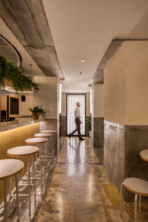 Momo's 由總部位於悉尼的室內設計和建築工作室 Akin Atelier 負責設計，左鄰右里般的外觀、開放式的餐飲空間，都予人親和的感覺。