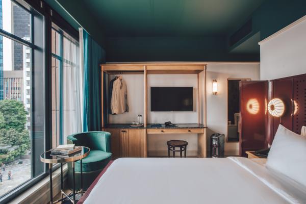 Momo's 由總部位於悉尼的室內設計和建築工作室 Akin Atelier 負責設計，左鄰右里般的外觀、開放式的餐飲空間，都予人親和的感覺。