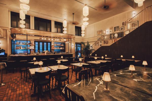 Momo's 由總部位於悉尼的室內設計和建築工作室 Akin Atelier 負責設計，左鄰右里般的外觀、開放式的餐飲空間，都予人親和的感覺。