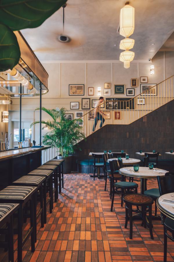 Momo's 由總部位於悉尼的室內設計和建築工作室 Akin Atelier 負責設計，左鄰右里般的外觀、開放式的餐飲空間，都予人親和的感覺。