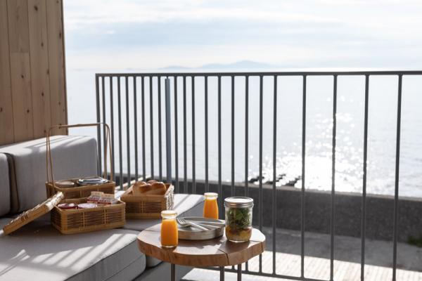 KAMOME SLOW HOTEL 的客房、泳池、公共空間都對正海景。
