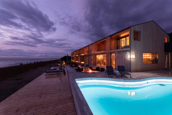 KAMOME SLOW HOTEL 的客房、泳池、公共空間都對正海景。