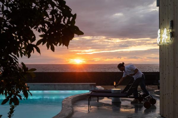 KAMOME SLOW HOTEL 的客房、泳池、公共空間都對正海景。