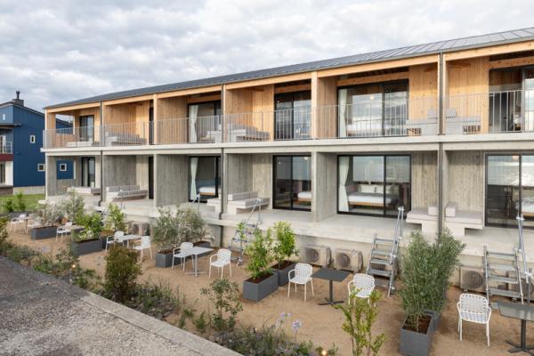 KAMOME SLOW HOTEL 的客房、泳池、公共空間都對正海景。