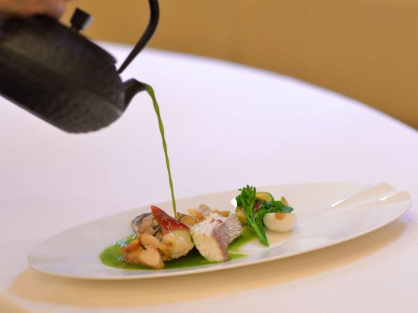 5 月是新茶的日子，茶園呈現最美的新綠顏色。