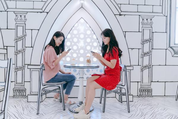  打卡先食，來到黑白 cafe，此舉動更見頻繁，因為每一個細節位都非常 IG-able。