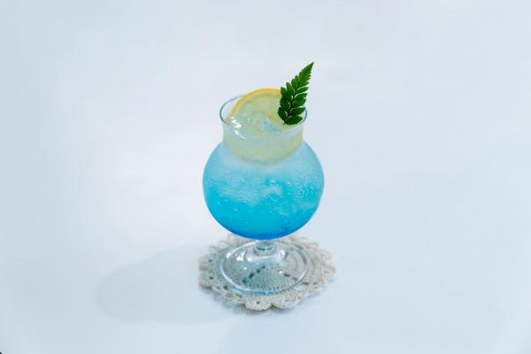  打卡先食，來到黑白 cafe，此舉動更見頻繁，因為每一個細節位都非常 IG-able。