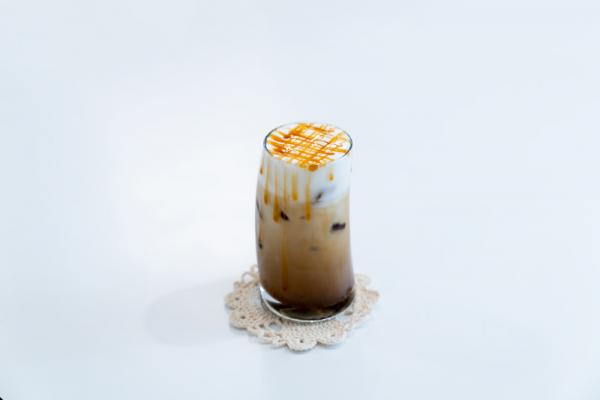  打卡先食，來到黑白 cafe，此舉動更見頻繁，因為每一個細節位都非常 IG-able。