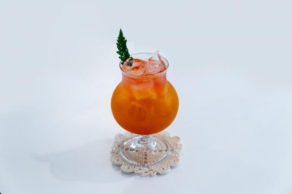  打卡先食，來到黑白 cafe，此舉動更見頻繁，因為每一個細節位都非常 IG-able。