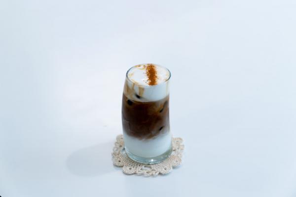  打卡先食，來到黑白 cafe，此舉動更見頻繁，因為每一個細節位都非常 IG-able。