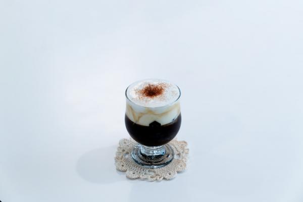  打卡先食，來到黑白 cafe，此舉動更見頻繁，因為每一個細節位都非常 IG-able。