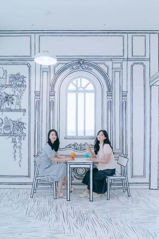  打卡先食，來到黑白 cafe，此舉動更見頻繁，因為每一個細節位都非常 IG-able。