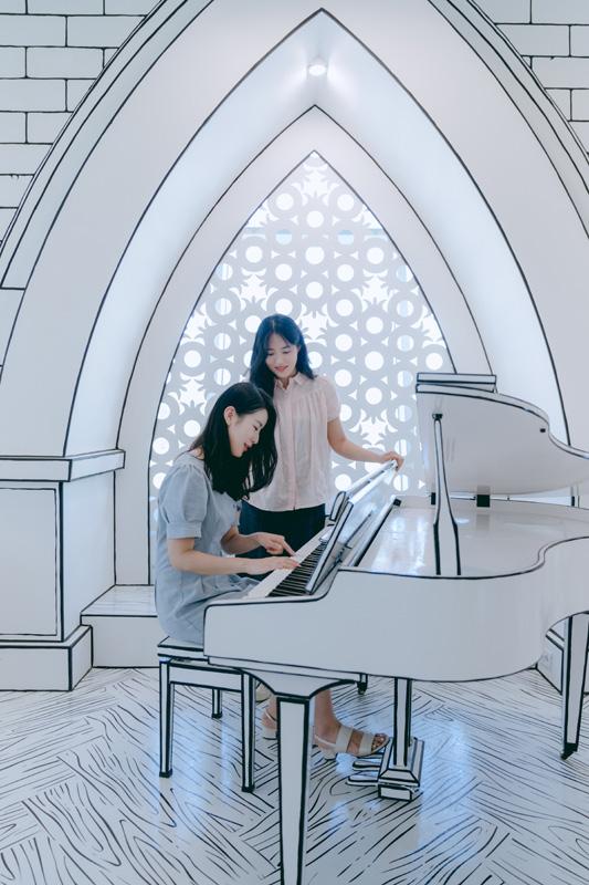  打卡先食，來到黑白 cafe，此舉動更見頻繁，因為每一個細節位都非常 IG-able。