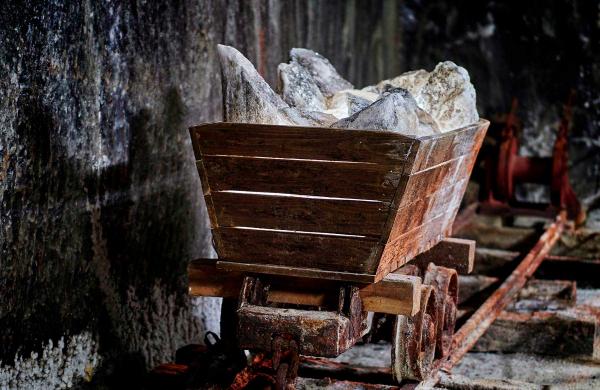  園區擺放了不少鹽礦的工具擺設。