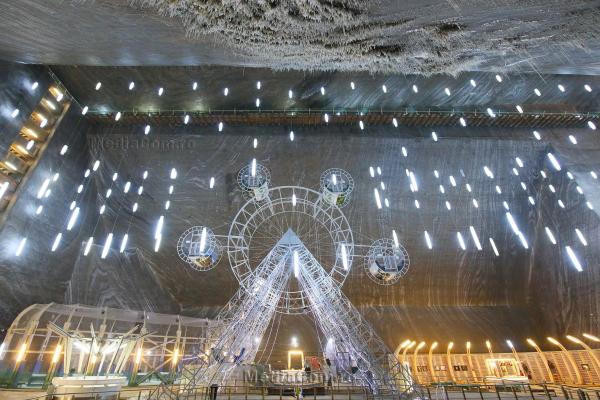  園區擺放了不少鹽礦的工具擺設。