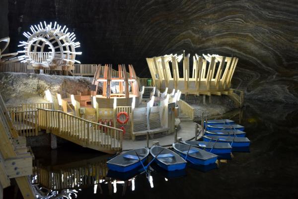  園區擺放了不少鹽礦的工具擺設。