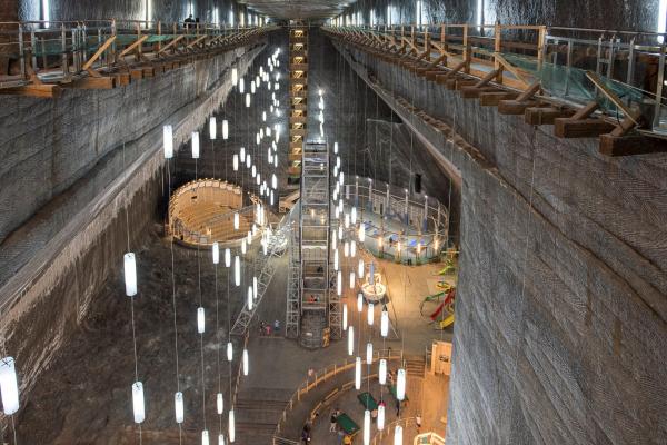  園區擺放了不少鹽礦的工具擺設。