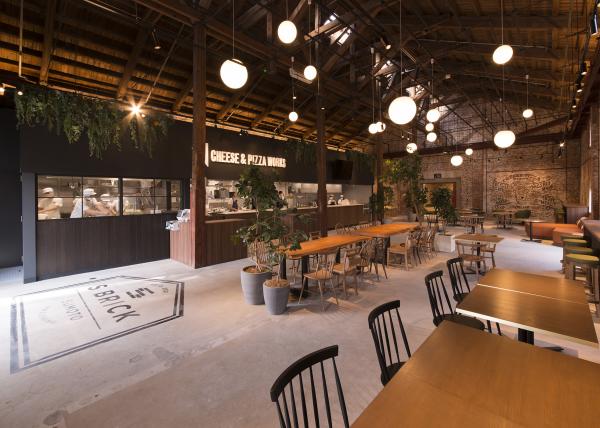 將明治紅磚老建築，混合現代旅遊概念，古跡變身成為旅遊點。