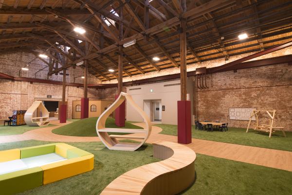 將明治紅磚老建築，混合現代旅遊概念，古跡變身成為旅遊點。