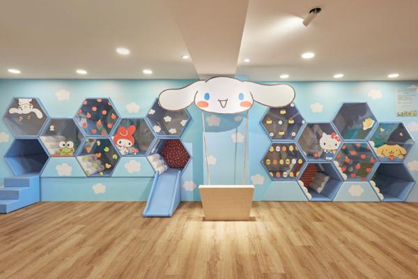 「玉桂狗軟綿綿隧道」  如蜂巢般的六角形透明箱，其實是貫穿的隧道，小孩可在內裏穿梭爬行。