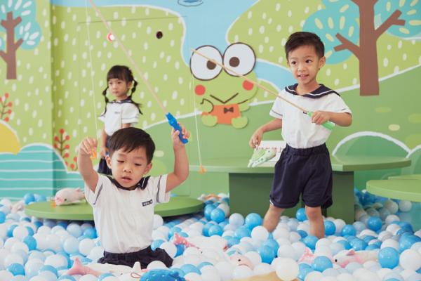 「玉桂狗軟綿綿隧道」  如蜂巢般的六角形透明箱，其實是貫穿的隧道，小孩可在內裏穿梭爬行。