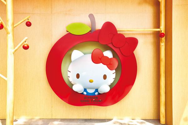 「玉桂狗軟綿綿隧道」  如蜂巢般的六角形透明箱，其實是貫穿的隧道，小孩可在內裏穿梭爬行。