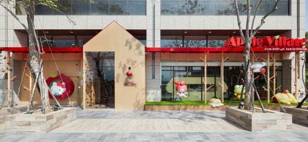 「玉桂狗軟綿綿隧道」  如蜂巢般的六角形透明箱，其實是貫穿的隧道，小孩可在內裏穿梭爬行。