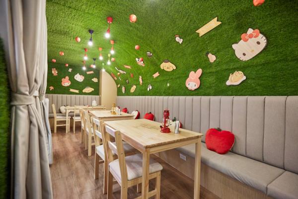 「玉桂狗軟綿綿隧道」  如蜂巢般的六角形透明箱，其實是貫穿的隧道，小孩可在內裏穿梭爬行。