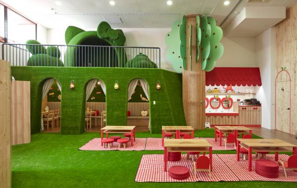 「玉桂狗軟綿綿隧道」  如蜂巢般的六角形透明箱，其實是貫穿的隧道，小孩可在內裏穿梭爬行。