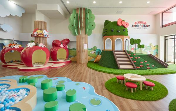 「玉桂狗軟綿綿隧道」  如蜂巢般的六角形透明箱，其實是貫穿的隧道，小孩可在內裏穿梭爬行。