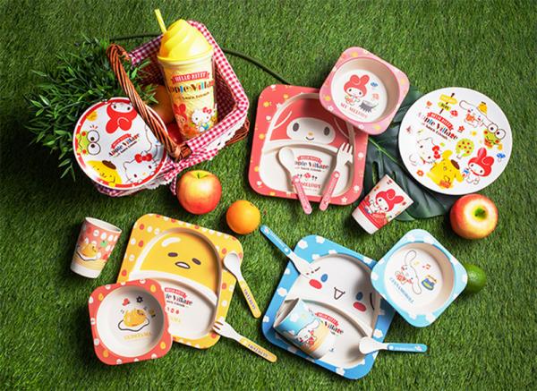 「玉桂狗軟綿綿隧道」  如蜂巢般的六角形透明箱，其實是貫穿的隧道，小孩可在內裏穿梭爬行。