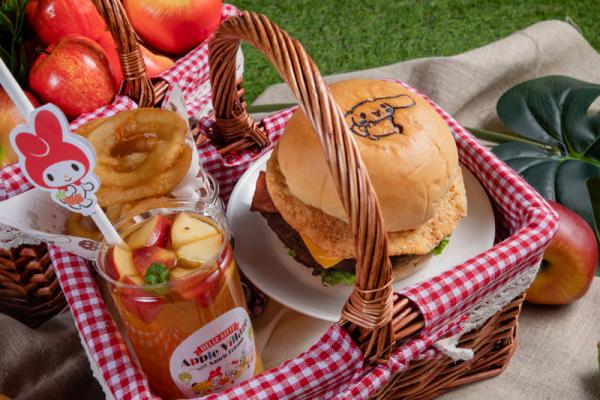 「玉桂狗軟綿綿隧道」  如蜂巢般的六角形透明箱，其實是貫穿的隧道，小孩可在內裏穿梭爬行。