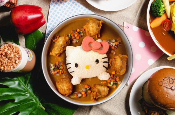 「玉桂狗軟綿綿隧道」  如蜂巢般的六角形透明箱，其實是貫穿的隧道，小孩可在內裏穿梭爬行。