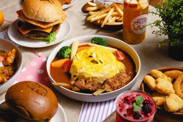 「玉桂狗軟綿綿隧道」  如蜂巢般的六角形透明箱，其實是貫穿的隧道，小孩可在內裏穿梭爬行。