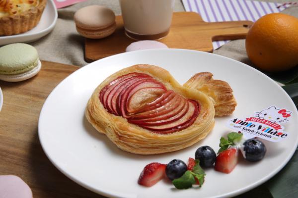 「玉桂狗軟綿綿隧道」  如蜂巢般的六角形透明箱，其實是貫穿的隧道，小孩可在內裏穿梭爬行。