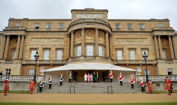 英女皇每年都會在白金漢宮花園舉行 party。
