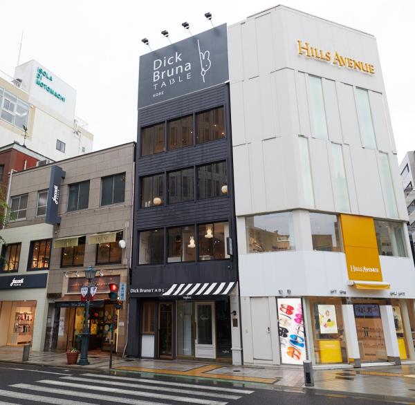 Dick Bruna TABLE 樓高 4 層，黑色的外牆很易認。